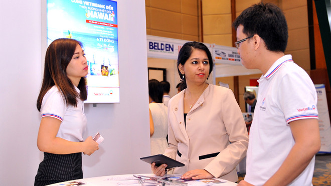 Tư vấn khách hàng về sản phẩm, dịch vụ bán lẻ của VietinBank