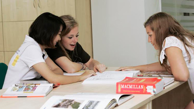 Sinh viên Đại học Hoa Sen trò chuyện cùng các sinh viên quốc tế trên giảng đường.