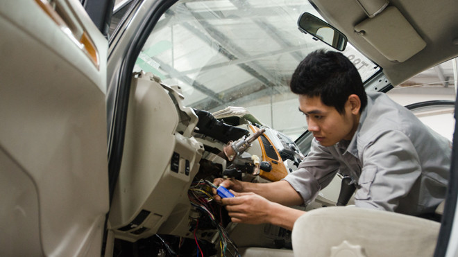 Sinh viên đang học thực hành trên những máy móc hiện đại tại Trường Cao đẳng cơ điện Hà Nội.