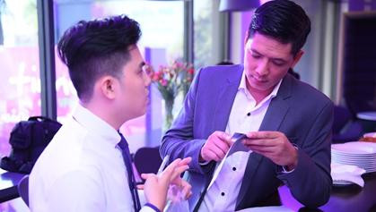 Bình Minh háo hức với chiếc thẻ Timo trên tay.