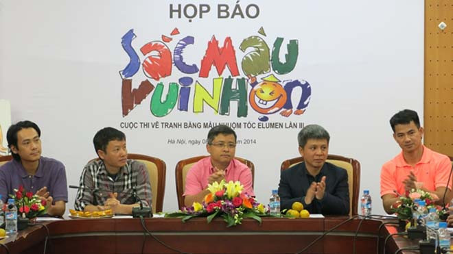 Các thành viên ban giám khảo cuộc thi từ phải qua trái: Nghệ sỹ hài Xuân Bắc, (ông) Trần Anh Tuấn - đại diện Goldwell Việt Nam, (ông) Nguyễn Thành Lưu -tổng biên tập Tạp Chí Truyền Hình, họa sỹ biếm họa Nguyễn Hữu Khoa (bút danh họa sỹ Còm), họa sỹ biếm h