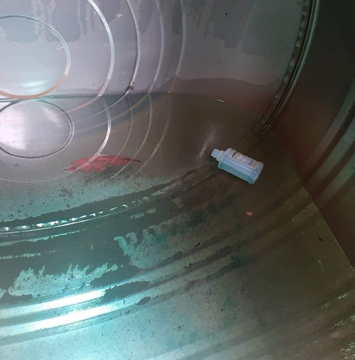 Chai thuốc được gia đình anh S. tìm thấy trong bể nước ăn.