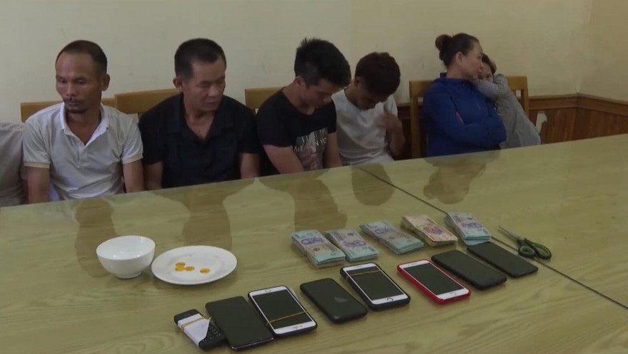 Các con bạc tại cơ quan công an.