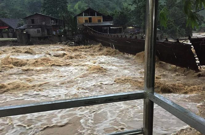 Vào đêm 23 rạng sáng 24-6, do mưa lớn kéo dài, Nhà máy thủy điện Sử Pán 1 đã bất ngờ xả lũ.