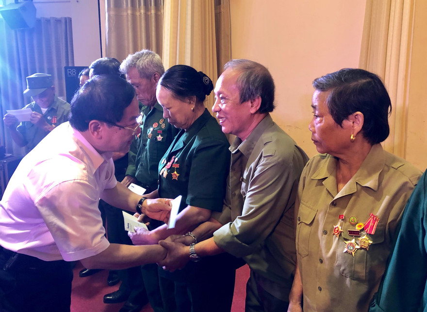 Nhà báo Lê Xuân Sơn - Tổng Biên tập Báo Tiền phong trao quà cho các gia đình liệt sĩ, thương binh, bệnh binh, cựu TNXP có hoàn cảnh khó khăn trên địa bàn tỉnh Yên Bái. 