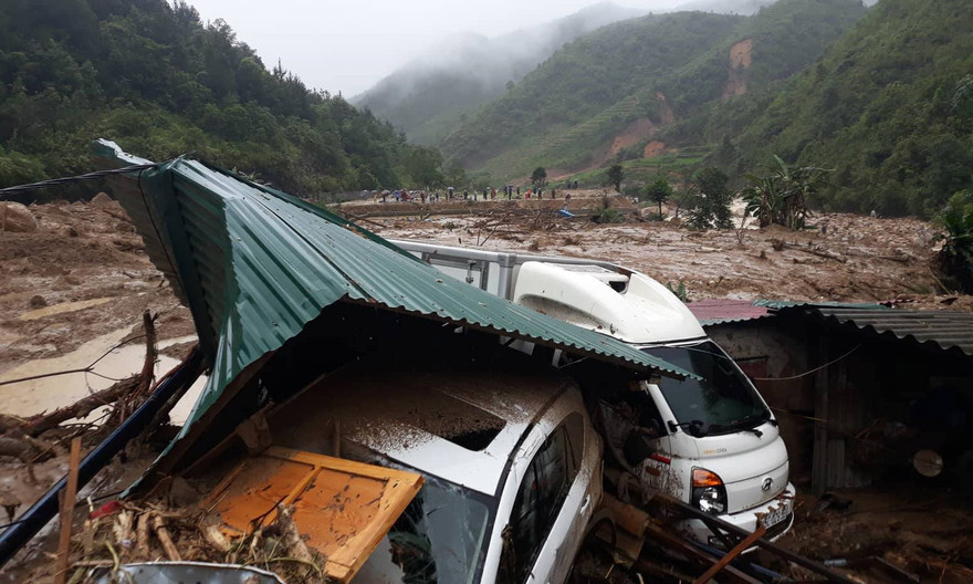 Hình ảnh cả làng 28 ngôi nhà bị chôn vùi trong đất đá