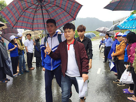 Thí sinh tại điểm thi Trường Cao đẳng Cộng đồng tự tin sau khi hoàn thành môn thi đầu tiên. Ảnh: Báo Lai Châu.