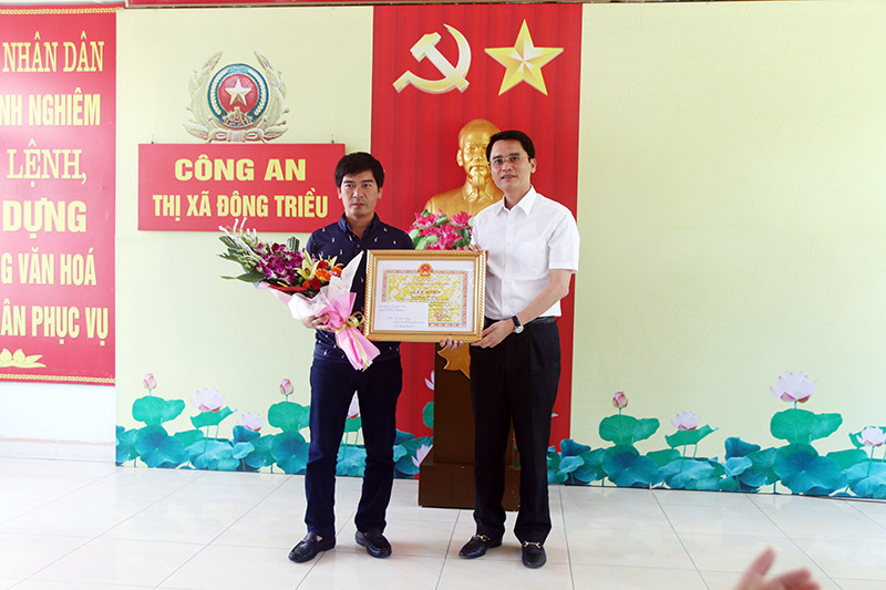 Khen thưởng tài xế lao xe bán tải vào tên cướp tiệm vàng