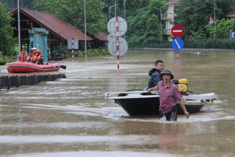 Mưa ngập, người dân Hạ Long dùng xuồng trên quốc lộ 