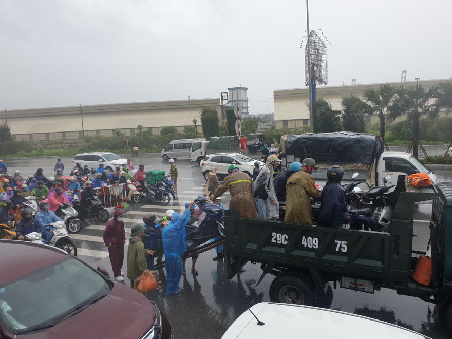 Khẩn cấp cấm xe máy qua cầu Bãi Cháy vì gió lớn