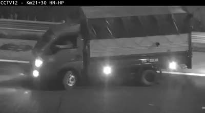 Kinh hãi tài xế xe tải quay đầu, đi ngược chiều trên cao tốc Hà Nội – Hải Phòng