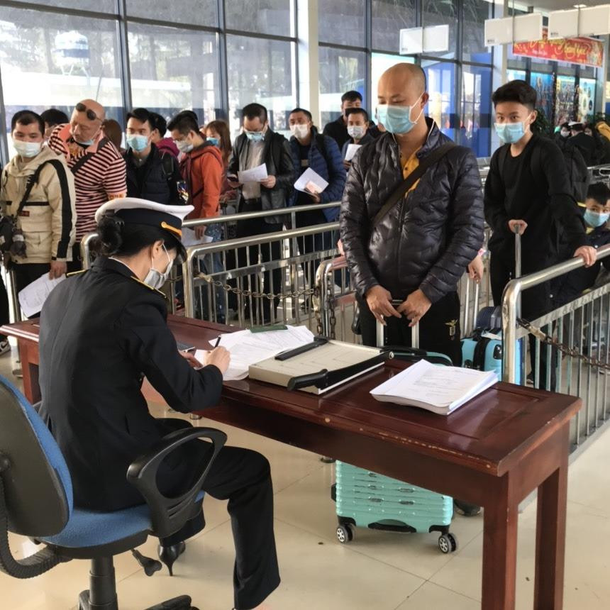 Quảng Ninh cách ly bé trai sốt cao nhập cảnh qua cửa khẩu Móng Cái