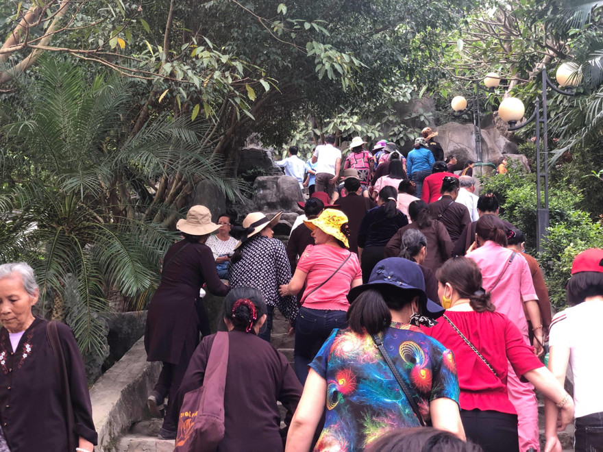 Du khách vẫn ùn ùn đổ về Ba Vàng ngày cuối tuần sau 'bão vong báo oán'