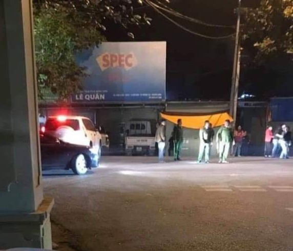 Dùng súng AK bắn chết vợ, bắt con ruột làm con tin ở Móng Cái