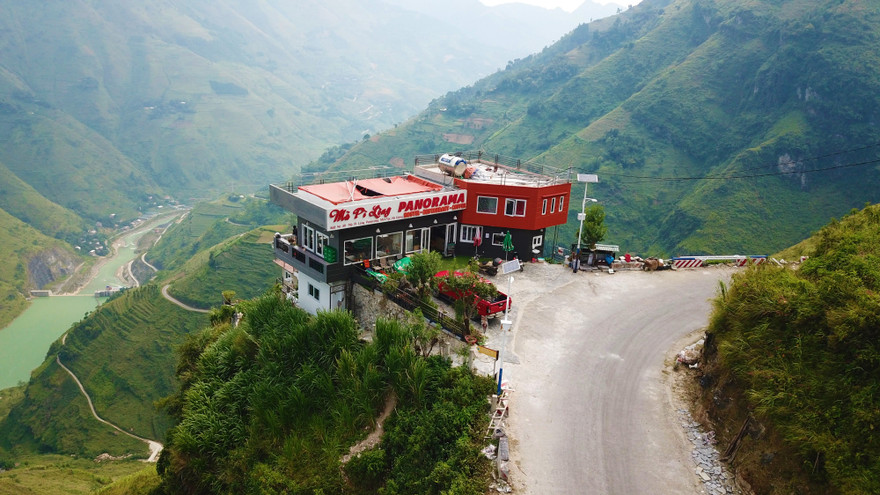 Bất ngờ công trình 'chui' trên đỉnh Mã Pì Lèng được huyện coi là điểm du lịch