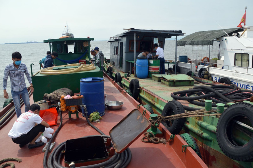 Bắt tàu sang mạn 25.000 lít dầu trái phép trên vùng biển Hải Phòng