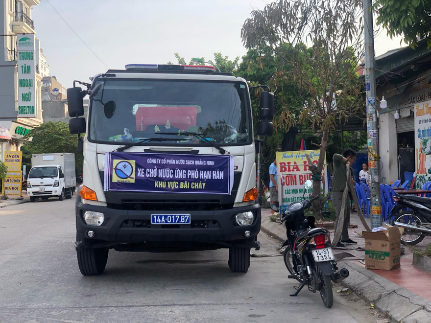 Quảng Ninh điều xe chở nước “giải cứu” nhà hàng, khách sạn