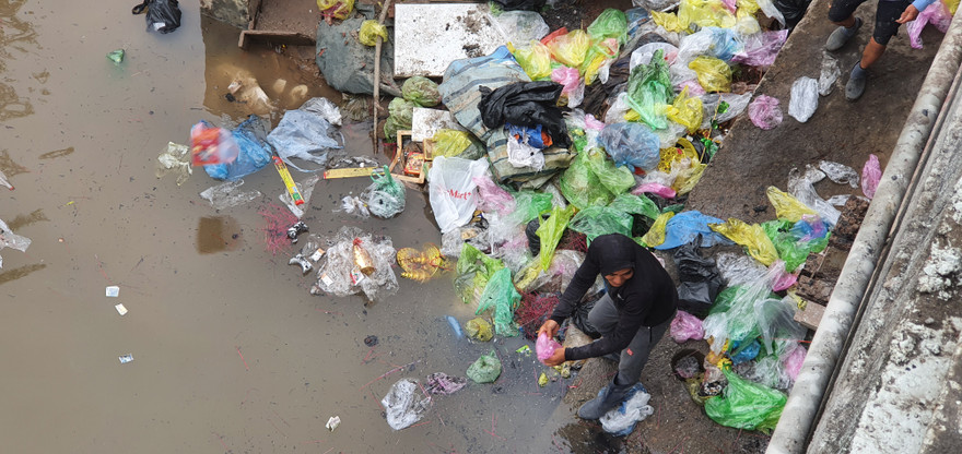 Sông ở Hải Phòng 'bội thực' rác sau khi đưa ông Táo về trời