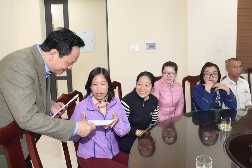 Ông Đào Hồng Tuyển trao quà tận tay cho các hộ nghèo trên địa bàn phường Bãi Cháy.