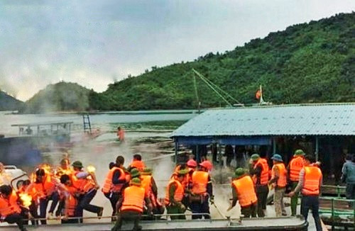 Lực lượng chức năng huyện Vân Đồn bị người dân ném bom xăng