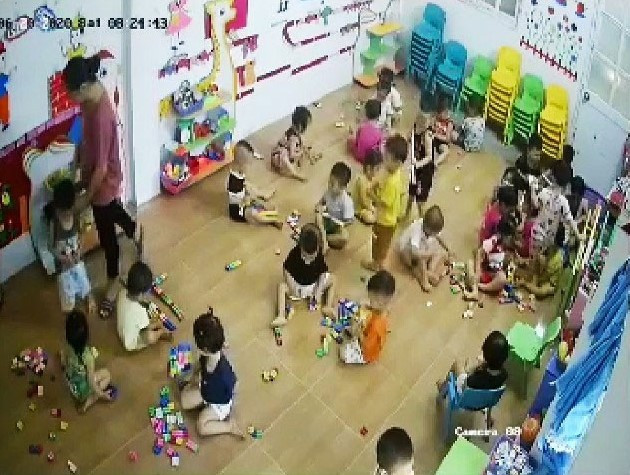 Hình ảnh được cắt từ clip được cho là ghi lại việc cô giáo dùng nịt bắn vào người trẻ, nguồn: Facebook