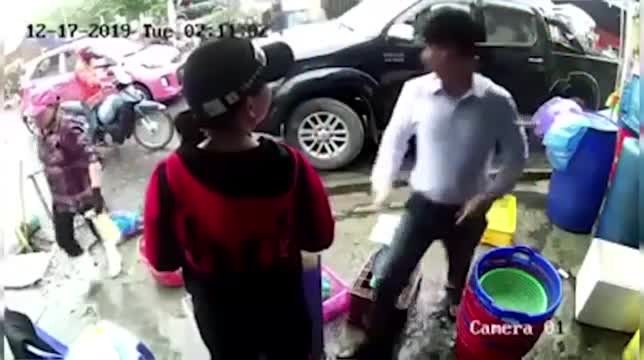 Dân mạng chia sẻ chóng mặt clip người đàn ông bảnh bao đánh bà bán cá