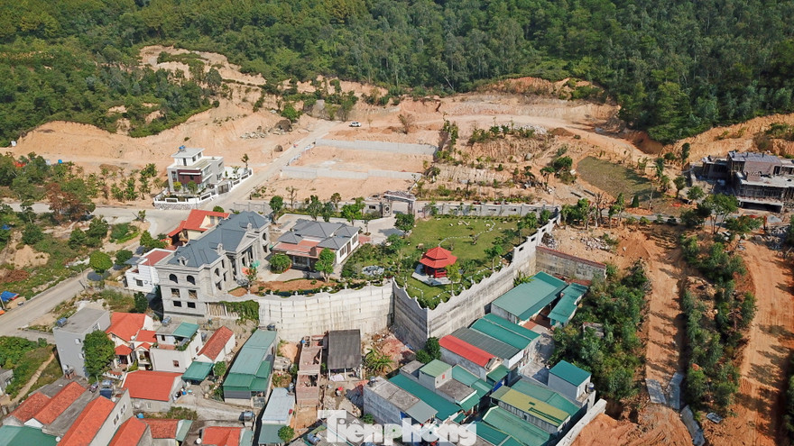 Cận cảnh ngọn đồi bị san phẳng xây biệt thự trái phép ở Quảng Ninh