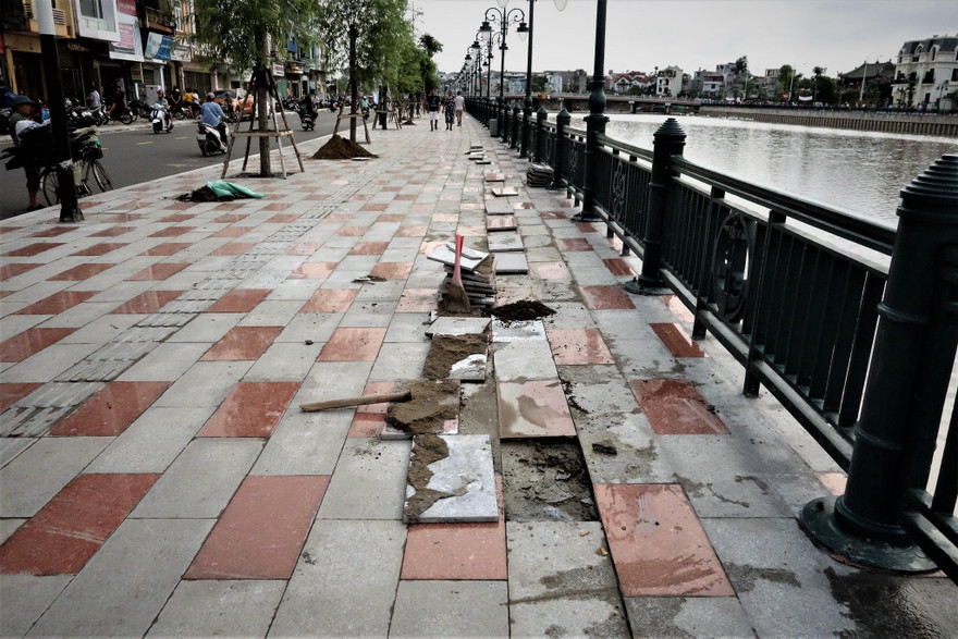 Dự án gần 1.500 tỷ vừa khánh thành đã phải lột vỉa hè làm lại