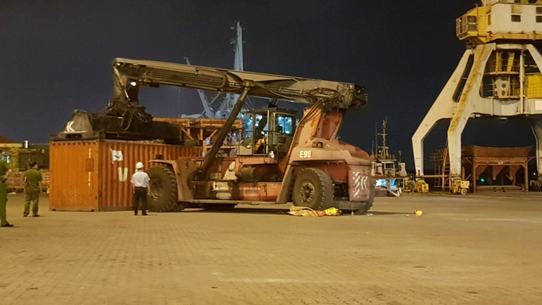Công nhân tử vong dưới bánh xe nâng ở cảng Chùa Vẽ