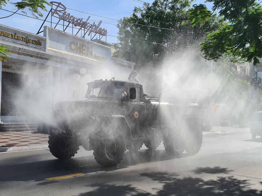 Cận cảnh quy trình quân đội phun khử trùng các tuyến phố Hải Phòng