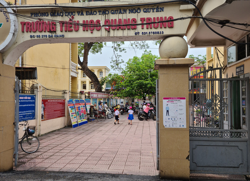 Nguồn gốc clip tố phụ huynh dàn dựng học sinh đứng nắng ở cổng trường