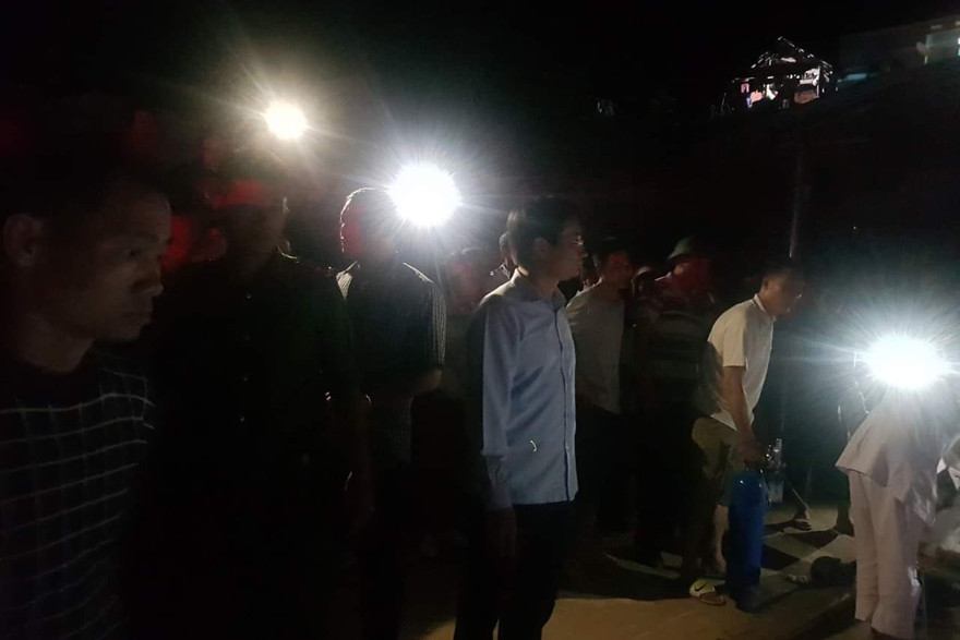 Xe tải trượt bánh đè sập nhà tạm, 2 mẹ con tử vong