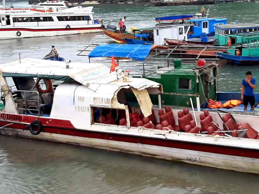 Tàu cao tốc chở khách bị tung mất nóc sau cú va chạm với tàu đánh cá.