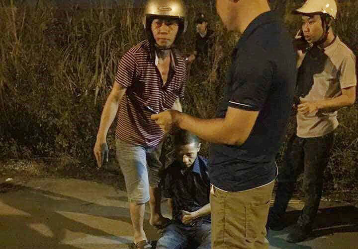 Đối tượng Linh tự đâm vào bụng định tự tử sau khi ra tay giết vợ.