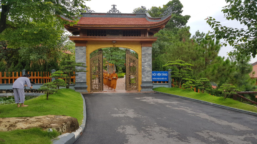 Trụ trì Ba Vàng vẫn 'đăng đàn' facebook, gặp khách tăng ở chùa sau bị kỷ luật