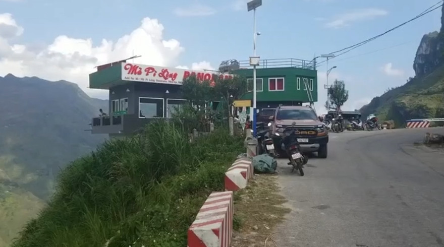 Công trình 'chui' Panorama Mã Pì Lèng sắp bị tháo dỡ bất ngờ được sơn màu xanh