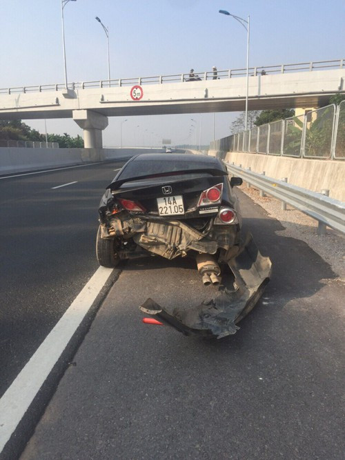 Tài xế lái xe nổ lốp tháo chạy sau khi gây tai nạn liên hoàn