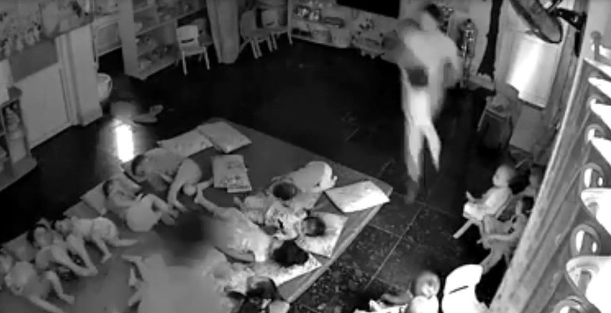 Hai cô giáo quăng trẻ mầm non 'như bốc hàng' khi sắp xếp chỗ ngủ