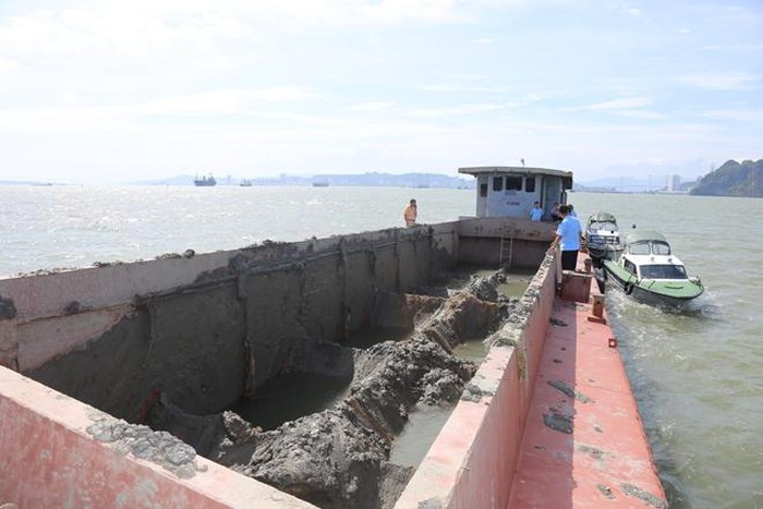 Phát hiện tàu đổ trộm chất thải xuống vùng lõi vịnh Hạ Long