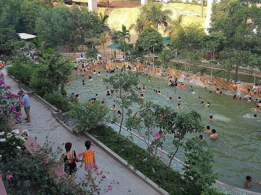 Ngăn suối, dựng nhà làm khu du lịch trái phép