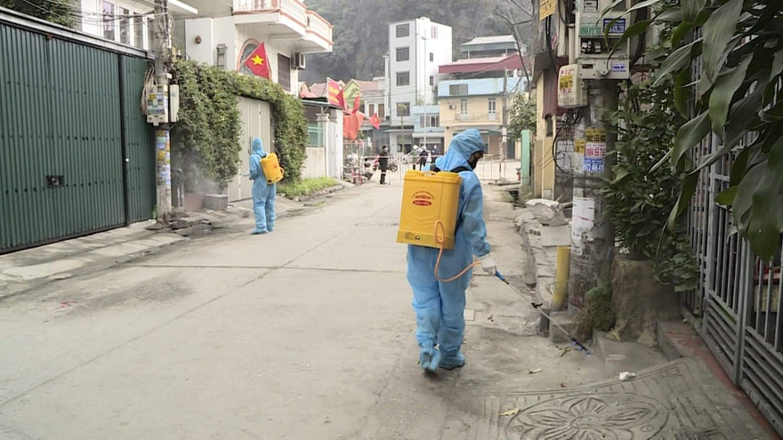 Ngành y tế Quảng Ninh tiến hành phun khử khuẩn tại những nơi có ca mắc và nghi mắc COVID-19. Ảnh: Thuận Phương