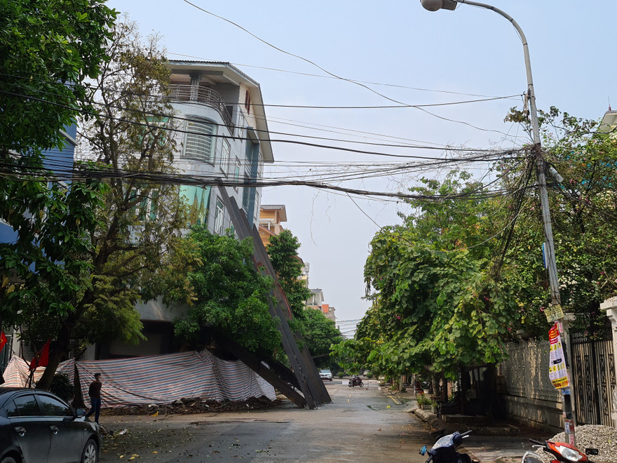 Nhà 5 tầng sụt nghiêng lúc thi công, dân khu phố nháo nhào sơ tán