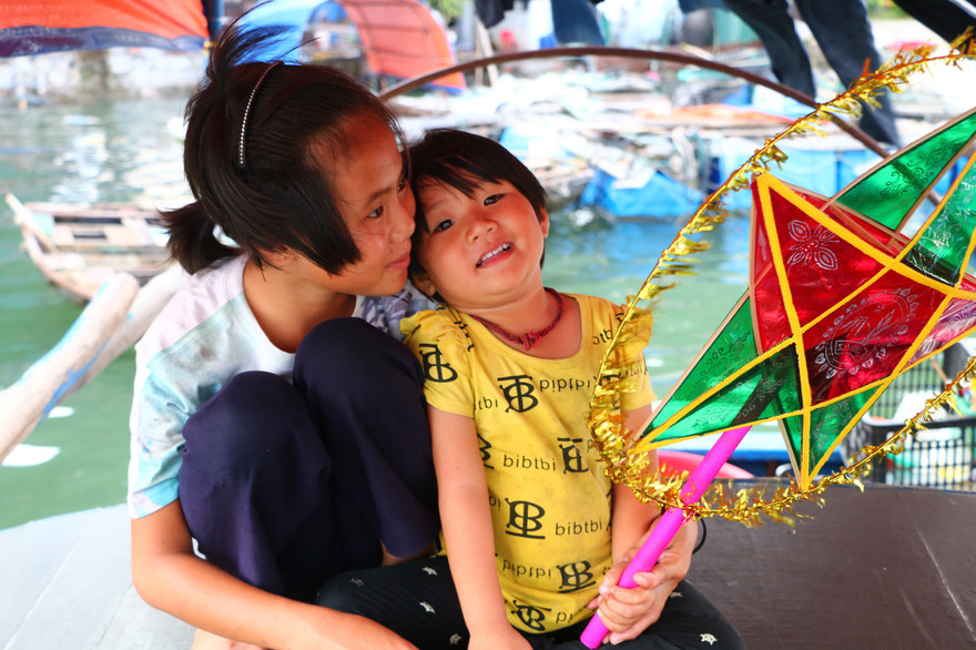 Trung thu của những đứa trẻ xóm chài trên vịnh Hạ Long