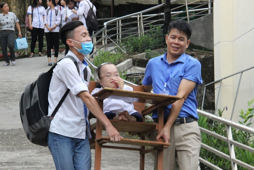 Xúc động nữ sinh chất độc da cam quyết 'vượt vũ môn'