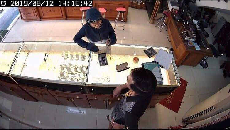 Dân mạng lùng sục nữ quái chuyên 'săn' vàng tại các cửa hàng