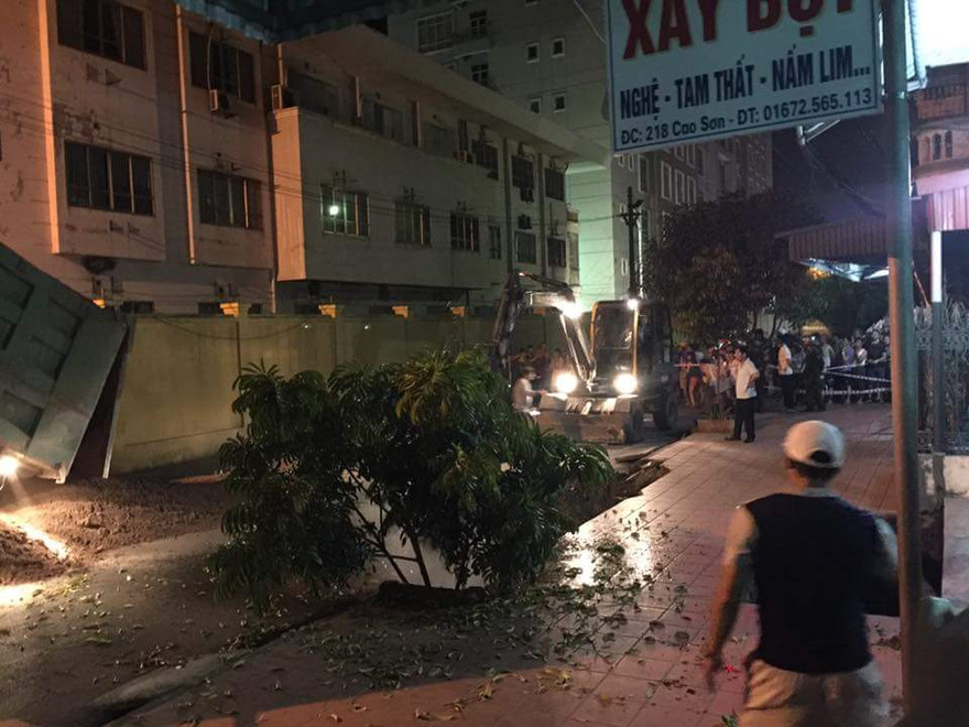 'Hố tử thần' cuốn 1 người dân cùng 2 xe máy trong đêm