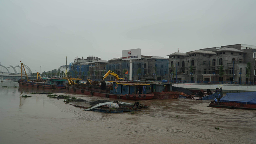 Trục vớt 2 xà lan chở than bị chìm trên sông Tam Bạc