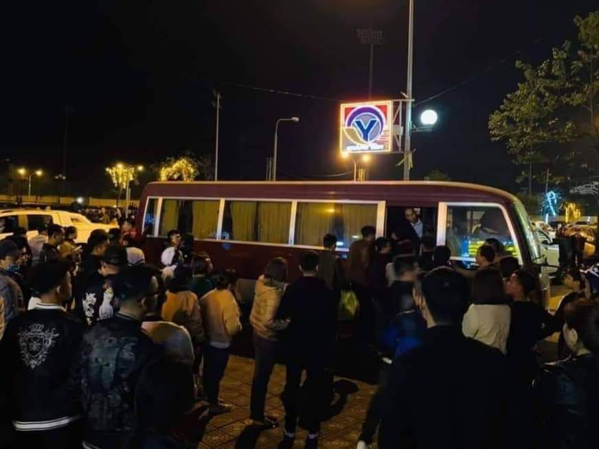 Các đối tượng được đưa về trụ sở công an