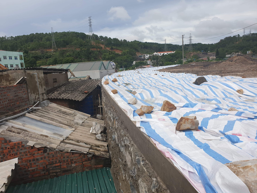 Khu dân cư hàng trăm người nằm lọt thỏm dưới chân kè chờ sập