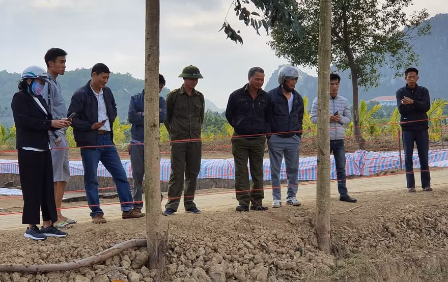 Đổ xô đi xem bãi cọc nghìn năm tuổi liên quan trận Bạch Đằng ở Hải Phòng